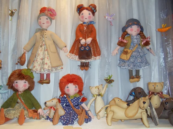 莫斯科国际博览会的收藏玩偶和玩具熊。2013 年 4 月. — 图库照片