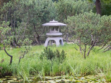 Moskova'da bir Japon bahçesi içinde küçük bir adada taşı dekoratif bir fener. Ağustos, 2013.