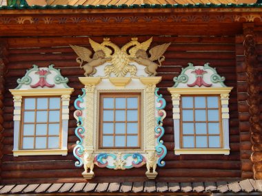 güzel pencere çerçeveleri. 17. yüzyılda inşa edilmiş Rus Çarı'nın ahşap sarayda kolomenskoe (Moskova). Ağustos, 2013.