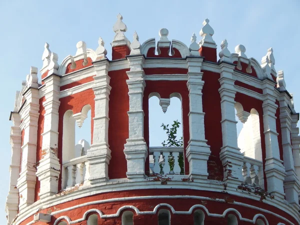 Convento di Novodevichy (Nuova Vergine), Mosca. La cima della torre Nikolskaya. agosto 2013 . — Foto Stock