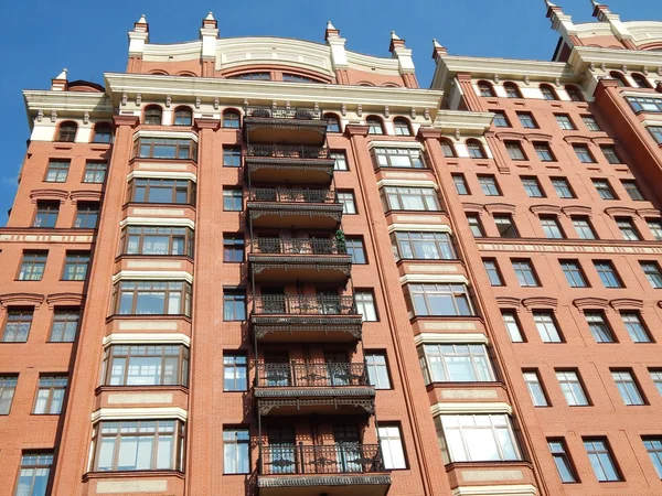 Arquitectura moderna. Edificio residencial de gran altura, Moscú. agosto, 2013 . — Foto de Stock