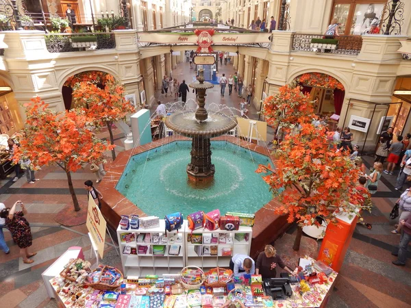 Central part of the department store with a fountain. GUM - State Department Store in Moscow. August, 2013. — Stock Photo, Image