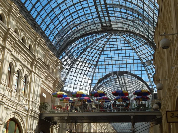 GUM - State Department Store in Moscow. August, 2013.A nice cafe on the balcony under a glass roof. — Stock Photo, Image
