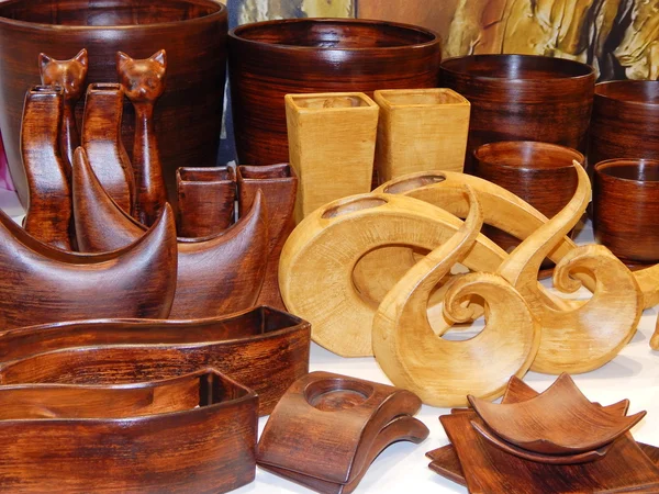 Different wooden statuettes, vases and plates for interior.XX international exhibition FLOWERS-IPM- 2013, Moscow. August, 2013. — Stock Photo, Image