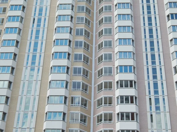 Hintergrund. ein gerade gebautes Hochhaus-Wohnhaus. — Stockfoto