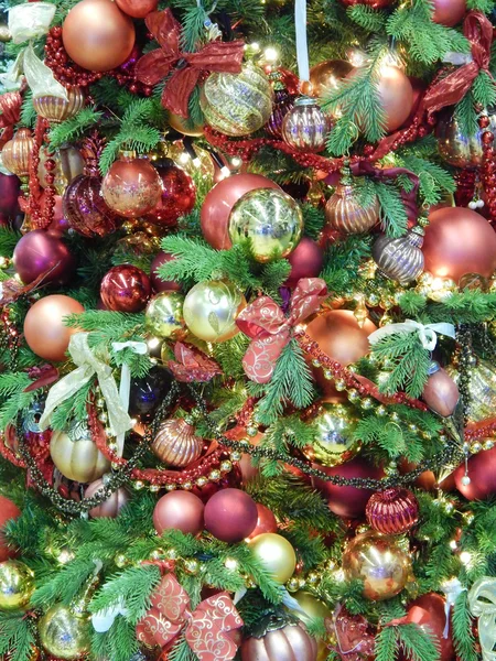 Fondo del árbol de Navidad. Abundancia de juguetes de Navidad . — Foto de Stock