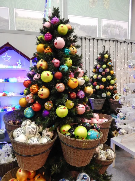 Versierde kerstbomen. een van de stands op de tentoonstelling "christmas time - 2013", Moskou. september 2013. — Stockfoto