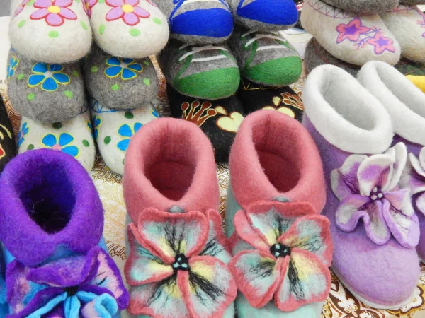 Calde scarpe fatte a mano in lana a casa. La mostra "Christmas Time - 2013", Mosca. settembre 2013 . Immagine Stock