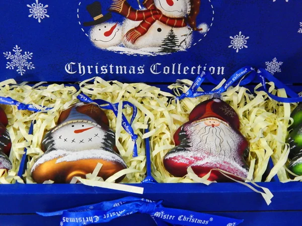 Sammlung von Weihnachtsspielzeug in einer blauen Schachtel. — Stockfoto