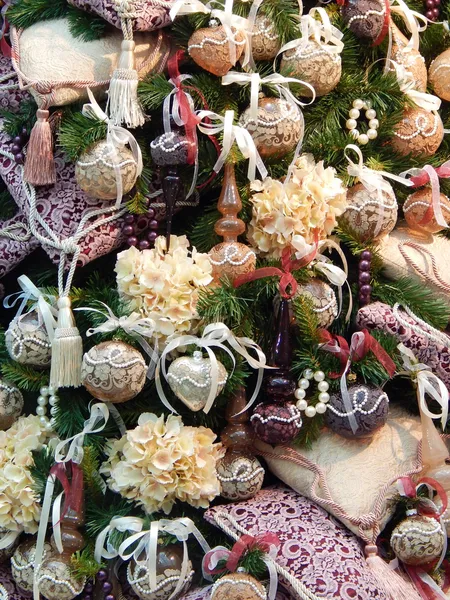 Árbol de Navidad decorado con juguetes y flores. Antecedentes Primer plano . —  Fotos de Stock