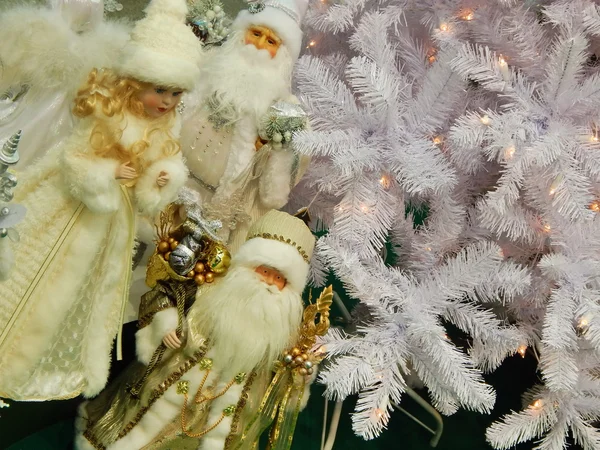 祖父霜和 snowgirl 附近的圣诞树. — 图库照片