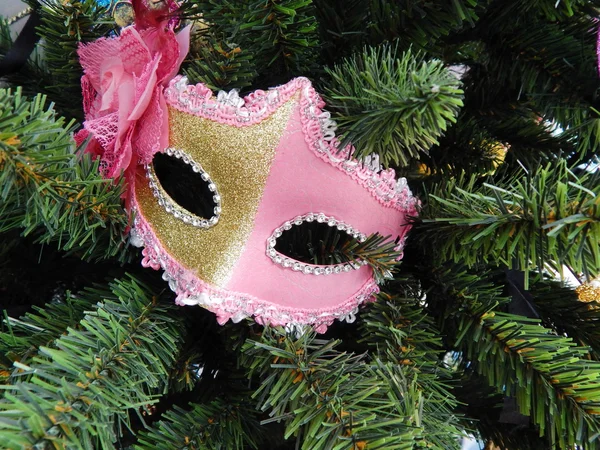 Árbol de Navidad decorado con una máscara de carnaval . — Foto de Stock