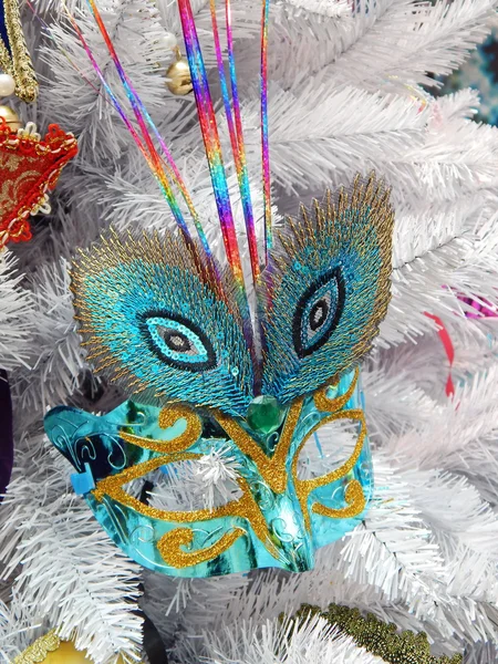 Kerstboom die versierd met een carnaval masker. — Stockfoto