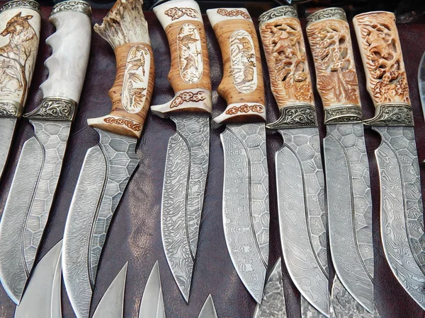 Facas de caça com alças de osso esculpidas. Exposição Internacional de Moscou "Armas e Caça". Outubro de 2013 . — Fotografia de Stock