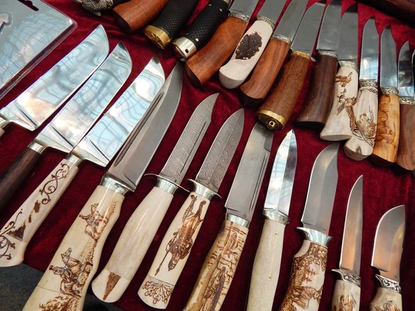 Lovecké nože s kostí rukojeti a dekorativní prvky. moskevské Mezinárodní výstava "zbraně a lov". říjen 2013. Stock Snímky