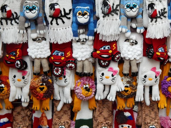 Presentes de Natal tricotados. Exposição "Presentes", Moscovo. Setembro de 2013 . — Fotografia de Stock