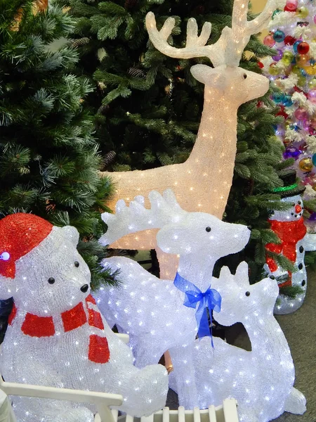 Figuras luminosas de animales entre los árboles de Navidad. Fondo de juguetes de Navidad. Exposición "Año Nuevo Expo 2013", Moscú. septiembre, 2013 . — Foto de Stock