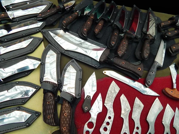 dekoratif elemanları ile çeşitli av bıçakları.