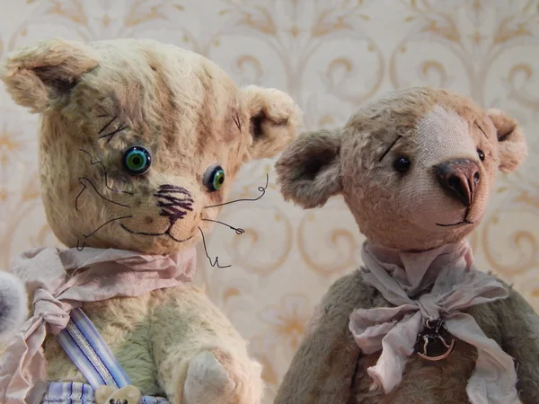 Dois ursos collectible. a 5ª exposição internacional de Moscou de ursos collectible "hello, teddy". Dezembro de 2013. — Zdjęcie stockowe