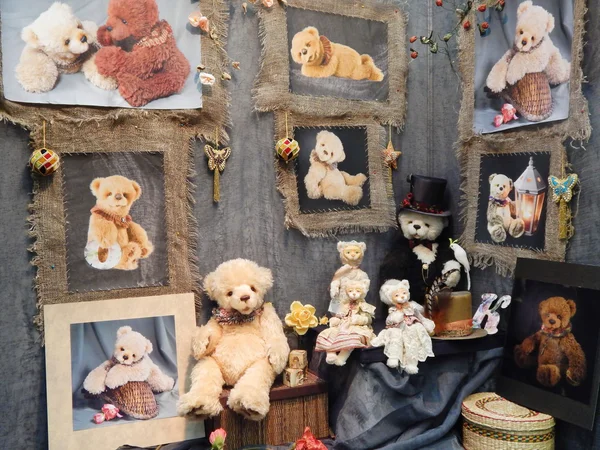 Artesanía. Muñecas coleccionables hechas a mano. IV Exposición Internacional de Moscú "Arte de las muñecas", Moscú. diciembre, 2013 . Imagen de archivo