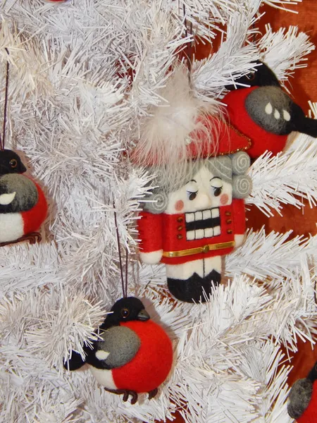 Noel oyuncaklar arka plan. Fındıkkıran ve bullfinches. — Stok fotoğraf