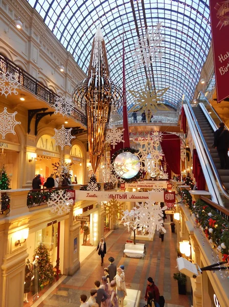 Goma de mascar (Tienda del Departamento de Estado) decorada para Navidad y Año Nuevo. Moscú. diciembre, 2013 . Imagen de stock