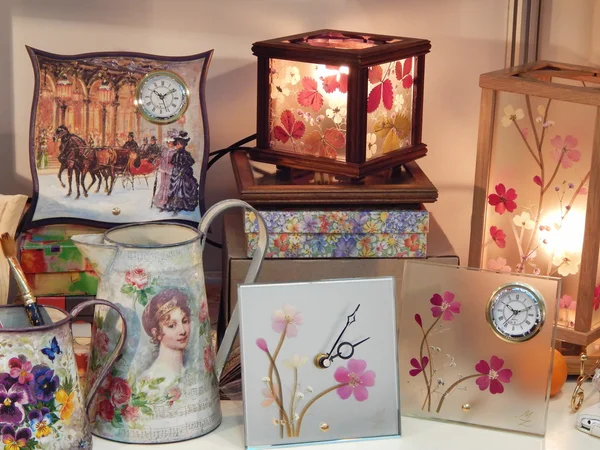 Artigianato. Oggetti d'interni fatti a mano: orologi, lampade, brocche . Immagini Stock Royalty Free