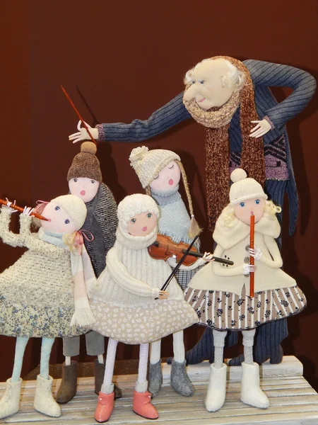 Poupées artisanales à collectionner. La IVe Exposition internationale de Moscou "Art des poupées". Décembre 2013 . — Photo