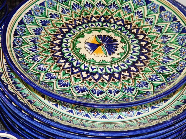 Una pila de platos pintados con un patrón oriental. "Ladja-2014 . Fotos de stock