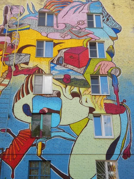 Streetart. графіті на стіні старі житлові будівлі, Москва. квітня 2014 року. — стокове фото