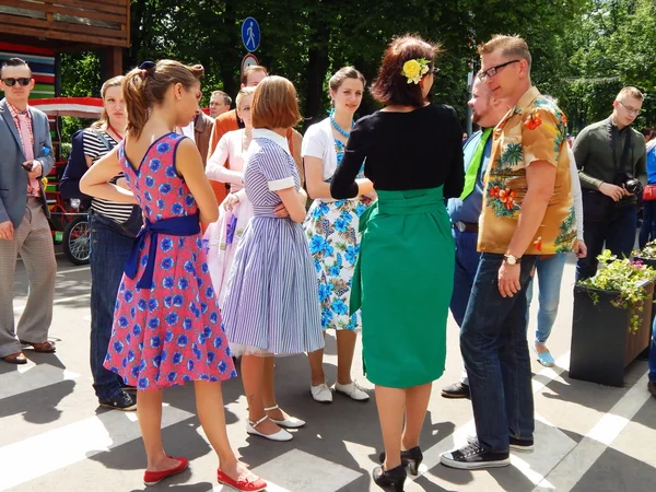 Rétrofest dans le parc Sokolniki, Moscou. Juillet 2014. Les jeunes dans les vêtements des années 1950-1960 . — Photo