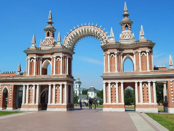 Arco-galería en el museo y reserva Tsaritsyno. Parque Tsaritsyno. Moscú. julio, 2014 . —  Fotos de Stock