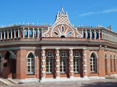 Bina intsaritsyno Müzesi ve Rezerv ikinci süvari. Tsaritsyno park. Moskova. Temmuz 2014.