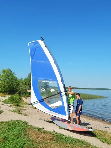 Preparando a vela para windsurfing.Sport atividade e descanso. Lago Plescheevo perto de Pereyaslavl-Zalessky, Rússia. Agosto de 2014 . — Fotografia de Stock