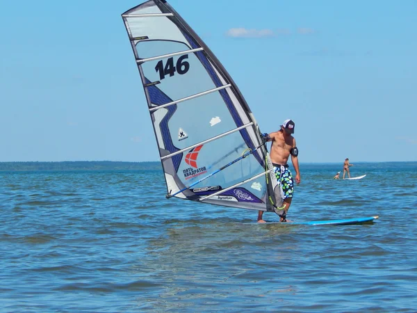 Windsurf. Atividades desportivas e descanso. Lago Plescheevo perto de Pereyaslavl-Zalessky, Rússia. Agosto de 2014 . — Fotografia de Stock