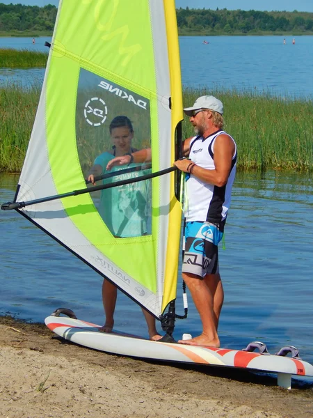 A primeira lição de windsurf. Atividades desportivas e descanso. Lago Plescheevo perto de Pereyaslavl-Zalessky, Rússia. Agosto de 2014 . — Fotografia de Stock