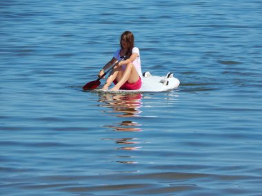 sörf raket kadar hazır. spor aktivite ve dinlenme. plescheevo göl kenarında pereyaslavl-zalessky, Rusya Federasyonu. Ağustos 2014.