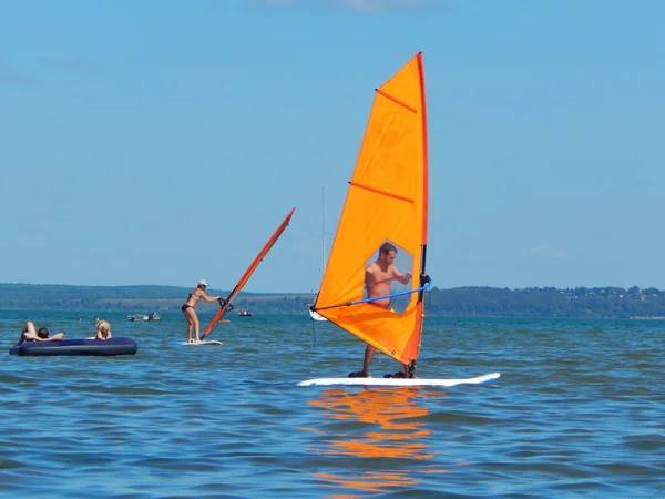 Windsurf. Atividades desportivas e descanso. Lago Plescheevo perto de Pereyaslavl-Zalessky, Rússia. Agosto de 2014 . — Fotografia de Stock