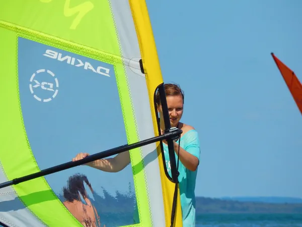 Windsurf. Atividades desportivas e descanso. Lago Pleshcheevo perto de Pereyaslavl-Zalessky, Rússia. Agosto de 2014 . — Fotografia de Stock