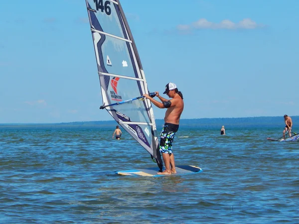 Windsurf. Atividades desportivas e descanso. Lago Pleshcheevo perto de Pereyaslavl-Zalessky, Rússia. Agosto de 2014 . — Fotografia de Stock