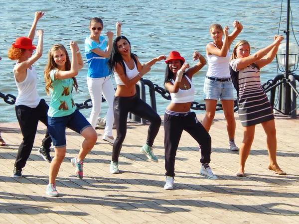 Dança de rua. Embarque no rio Moscovo. Agosto de 2014 . — Fotografia de Stock