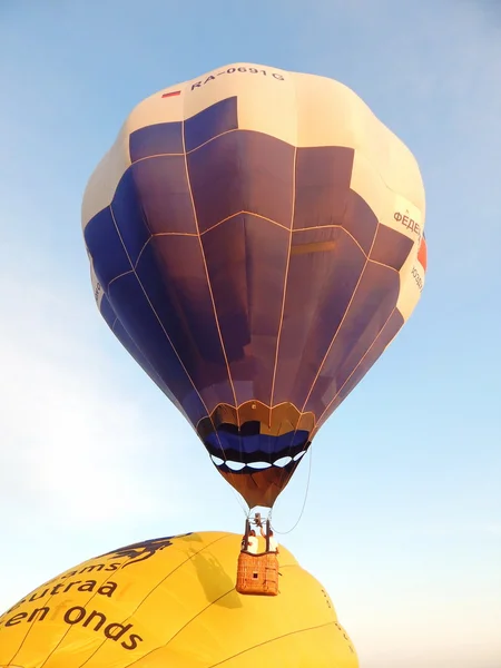 El primer vuelo. Vida activa. Globo de verano. Rusia. julio, 2014 . — Foto de Stock