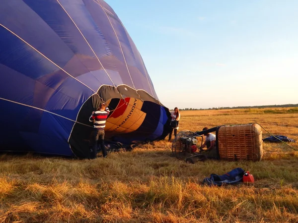 Getting the air balloon ready for a trip at the sunset. Summer ballooning. Russia. July, 2014. — Stock Photo, Image