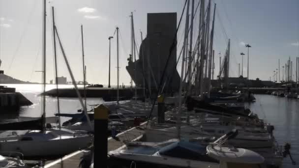 Yachthafen mit Yachten und Booten — Stockvideo
