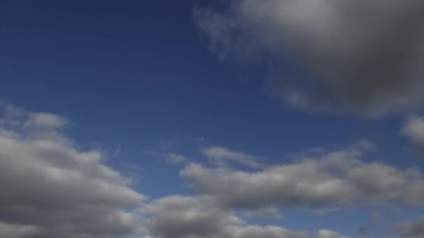 Moln mot blå himmel — Stockvideo