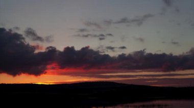 bir gölet günbatımı bir arka plan video