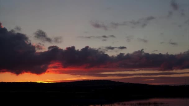 Video de un fondo al atardecer en un estanque — Vídeo de stock