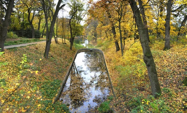 Goldener herbstpark "alexandria" lizenzfreie Stockfotos