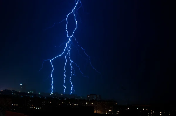 垂直方向の雷 — ストック写真
