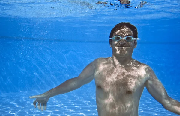 Hombre bajo el agua — Foto de Stock